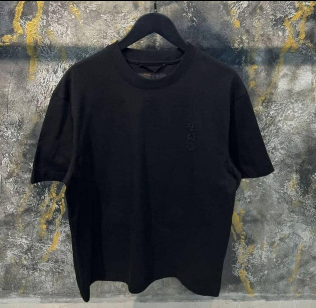 "Classic Black Tee-Shirt – Timeless Style and Everyday Comfort" tee-shirt noir